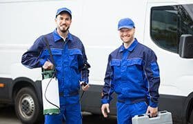 Dois Técnicos de Dedetização da Dedetizadora Kazumi