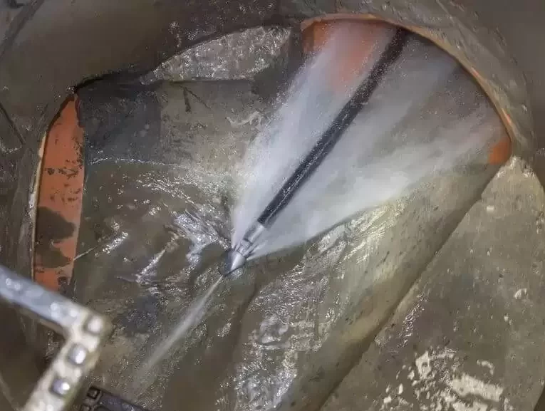 Desentupidora na Lapa, realizando serviço de desentupimento na Lapa, na residência do cliente.